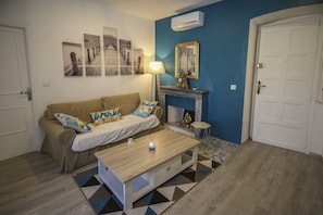 Uma sala de estar com sofá, mesa de centro e lareira.