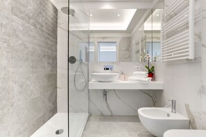 Bruser, hårtørrer, bidet, håndklæder