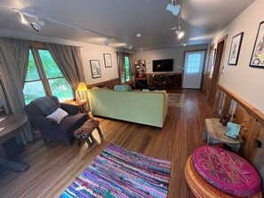 Télévision, livres, espaces bureaux