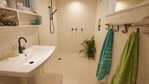 Shower, soap - The White House - Lorne (Lorne)