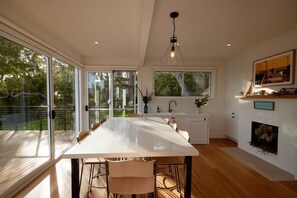 Dining - The White House Ocean Views Tennis Court in Lorne (Lorne)