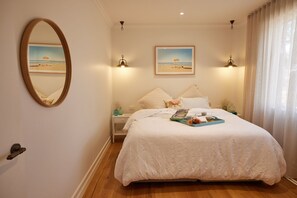 4 bedrooms, iron/ironing board, WiFi, bed sheets - The White House Ocean Views Tennis Court in Lorne (Lorne)