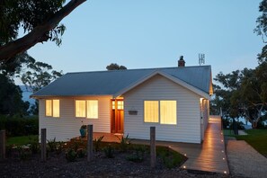Exterior - The White House Ocean Views Tennis Court in Lorne (Lorne)