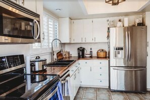 Simple, clean kitchen.  Fully-stocked with all your cooking needs.  - Spacious Furnished Retreat Near Trails, Hospitals, & Denver's South Metro (Littleton)