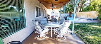 FAMILY HOME W/POOL & BBQ NEAR LAS VEGAS STRIP 9 MINS