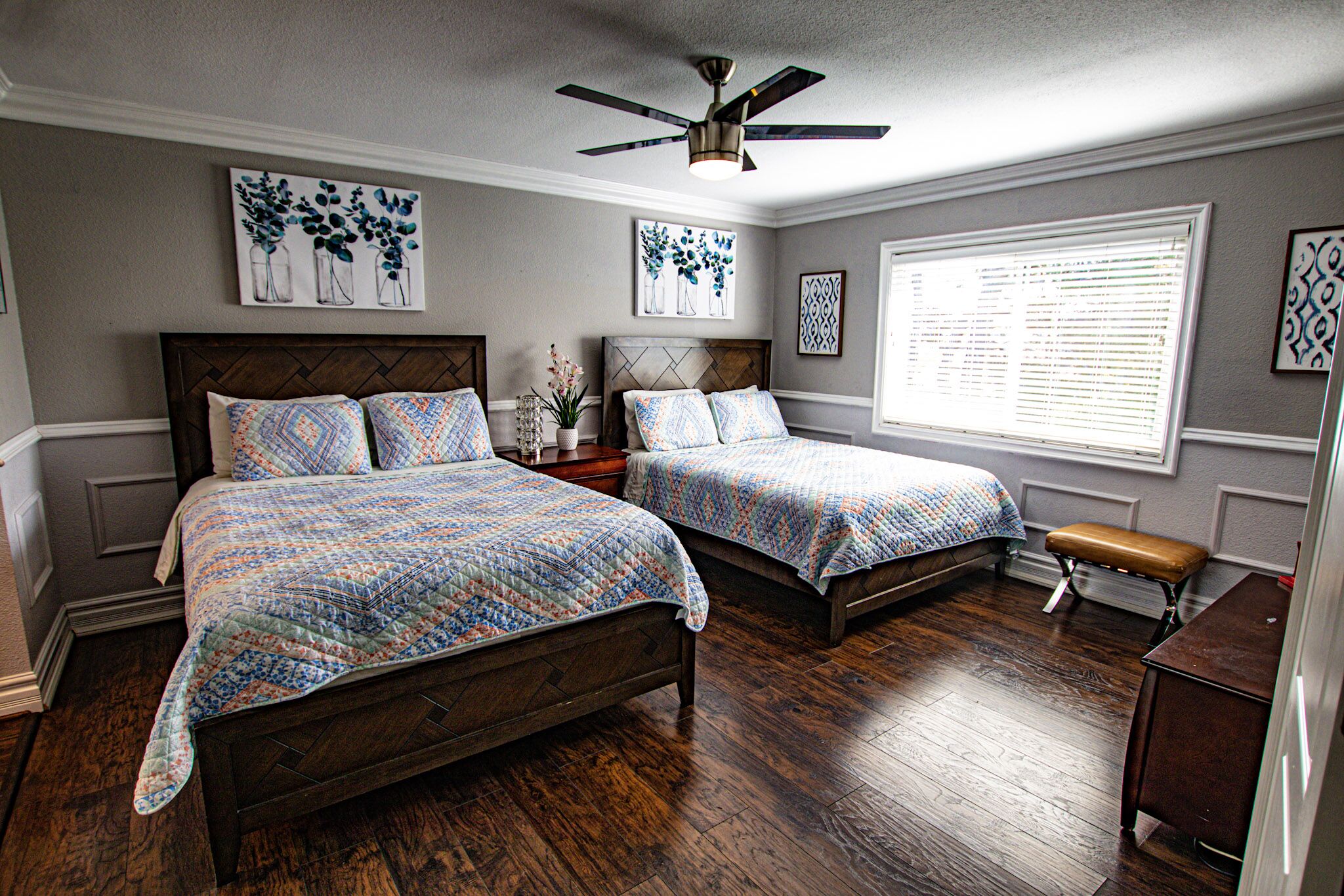 4 chambres, fer et planche à repasser, lit de bébé portatif