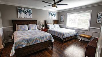 4 chambres, fer et planche à repasser, lit de bébé portatif