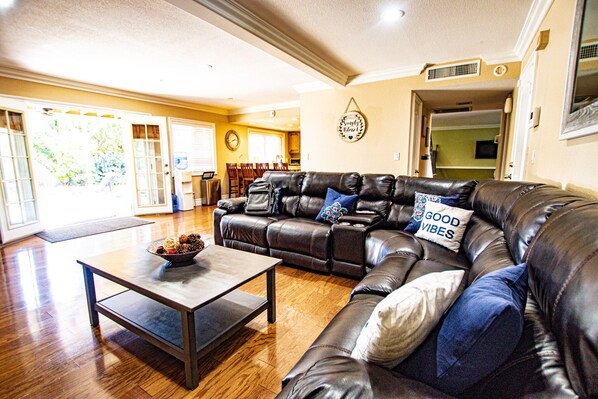 Smart TV, chimenea y tenis de mesa 