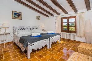 4 slaapkamers, een kluis op de kamer, een strijkplank/strijkijzer