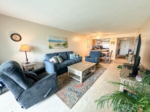 Een televisie en boeken