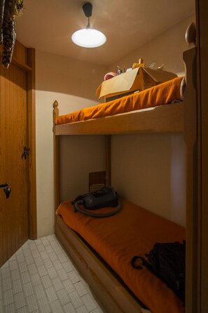 3 bedrooms, bed sheets