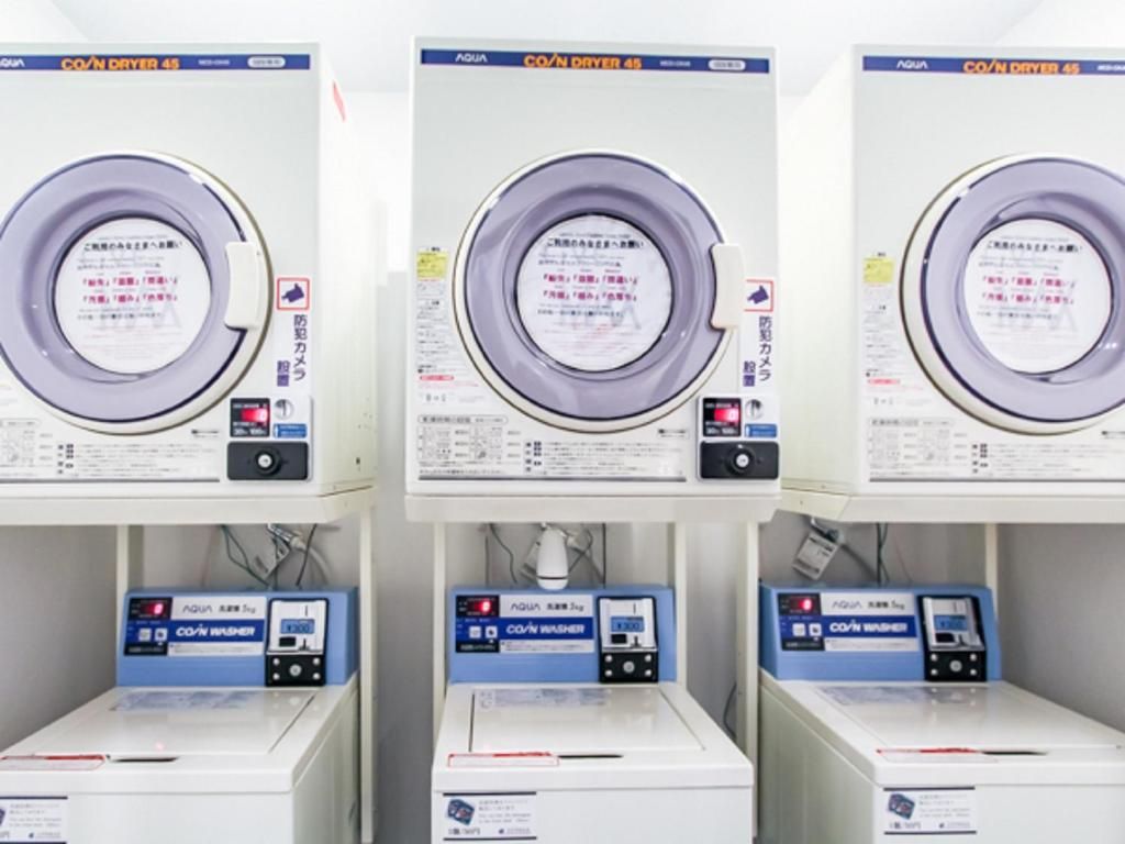 Three identical machines with control panels and a label in a foreign language.