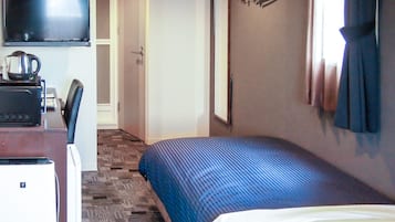Escriptori, espai de treball apte per a portàtils i wifi gratuïta