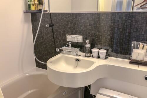 Combined shower/tub, deep soaking tub, free toiletries, hair dryer
