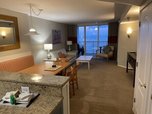 Smart TV, lettore DVD, tavolo da ping pong, impianto stereo