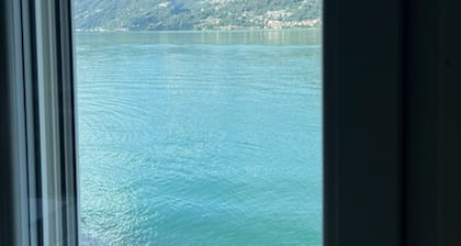 Detached villa on the shore of Lake Lugano. Direct access. Views.