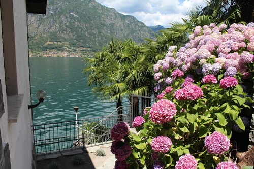 Freistehende Villa am Ufer des Luganersees. Direkter Zugriff. Panoramablick.