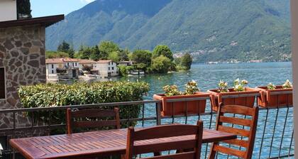 Villa indipendente in riva al lago di Lugano. Accesso diretto. Vista panoramica.