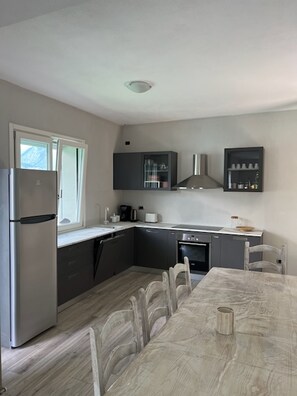 Kühlschrank, Ofen, Herdplatte, Geschirrspüler