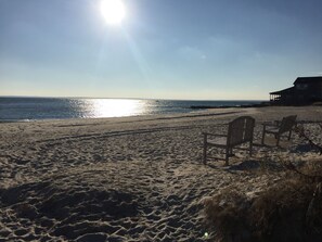 In Strandnähe, Liegestühle, Strandtücher