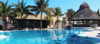 Yikal house. Beautiful house 4 rooms (10 pers), 4 tennis court pools.