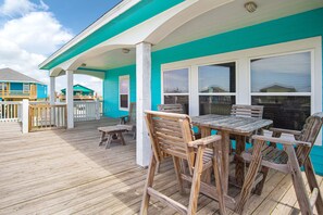 Outdoor dining - Chompy's Beach Cabin (Bolivar Peninsula)