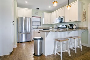 Kylskåp, mikrovågsugn, ugn och spishäll