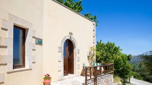 Un bâtiment doté d’un escalier en pierre, d’une porte en bois et d’une enseigne sur laquelle on peut lire « Villa Eranos ».