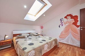 2 bedrooms, iron/ironing board, free WiFi, bed sheets