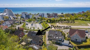 Een woonwijk met huizen en uitzicht op zee.