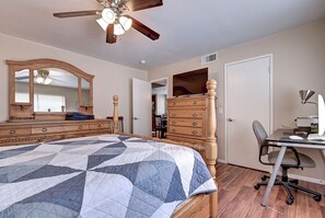 1 dormitorio, escritorio, tabla de planchar con plancha y wifi
