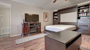 1 bedroom, desk, iron/ironing board, WiFi