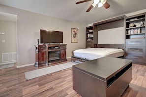 1 bedroom, desk, iron/ironing board, WiFi - See the Valley of the Sun, Arizona State University and Tempe just a short walk. (Tempe)