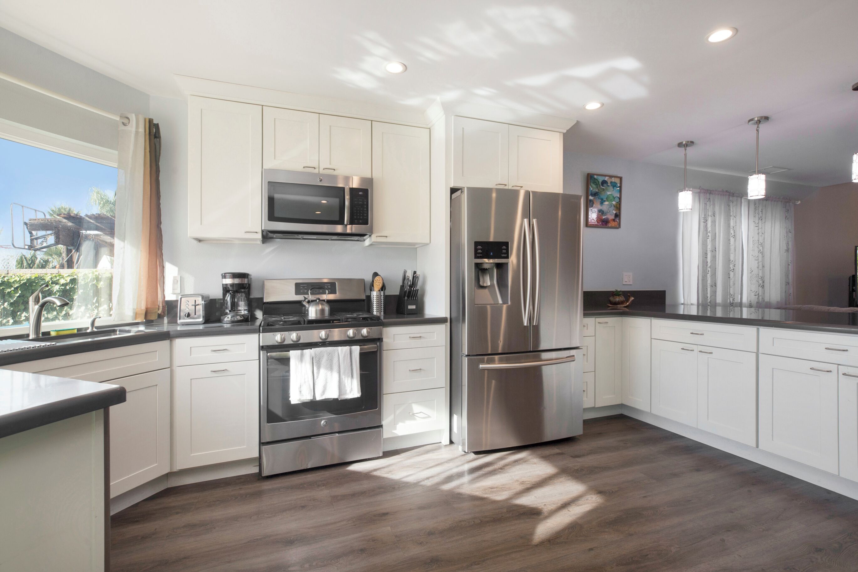 Frigorifero, microonde, forno, piano cottura