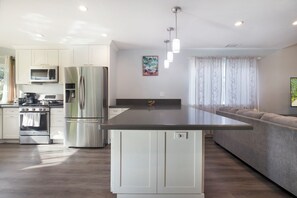 Kylskåp, mikrovågsugn, ugn och spishäll