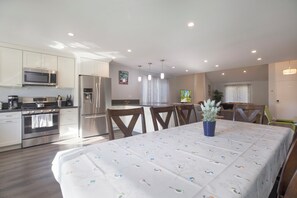 Fridge, microwave, oven, stovetop - Backyard, EV Charger, No Stairs. Citrus Perch! (Mission Viejo)