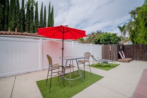 Outdoor dining - Pool!Sleep 10,central area. Free parking. Game room. Laundry. Gated.  (Los Angeles)