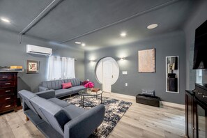 TV connectée, lecteur de DVD, livres