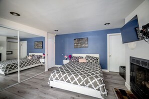 4 bedrooms, desk, iron/ironing board, free WiFi - Pool!Sleep 10,central area. Free parking. Game room. Laundry. Gated.  (Los Angeles)