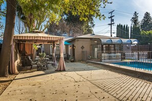 Outdoor dining - Pool!Sleep 10,central area. Free parking. Game room. Laundry. Gated.  (Los Angeles)