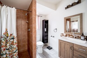 Bathtub, towels, soap, shampoo - Pool!Sleep 10,central area. Free parking. Game room. Laundry. Gated.  (Los Angeles)
