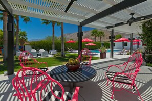 Outdoor dining - AMAZING 2 bedroom UNIQUE unit in boutique Compound (Palm Springs)