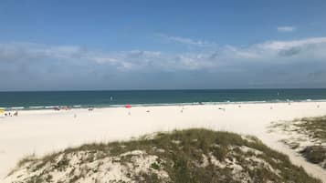 På stranden