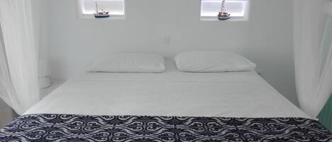 2 habitaciones, escritorio, tabla de planchar con plancha y internet