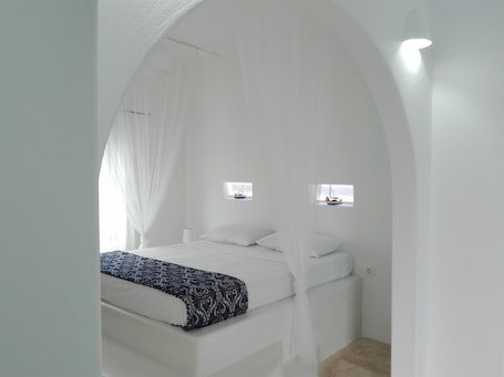 2 bedrooms, desk, iron/ironing board, Internet. Tilos island house !