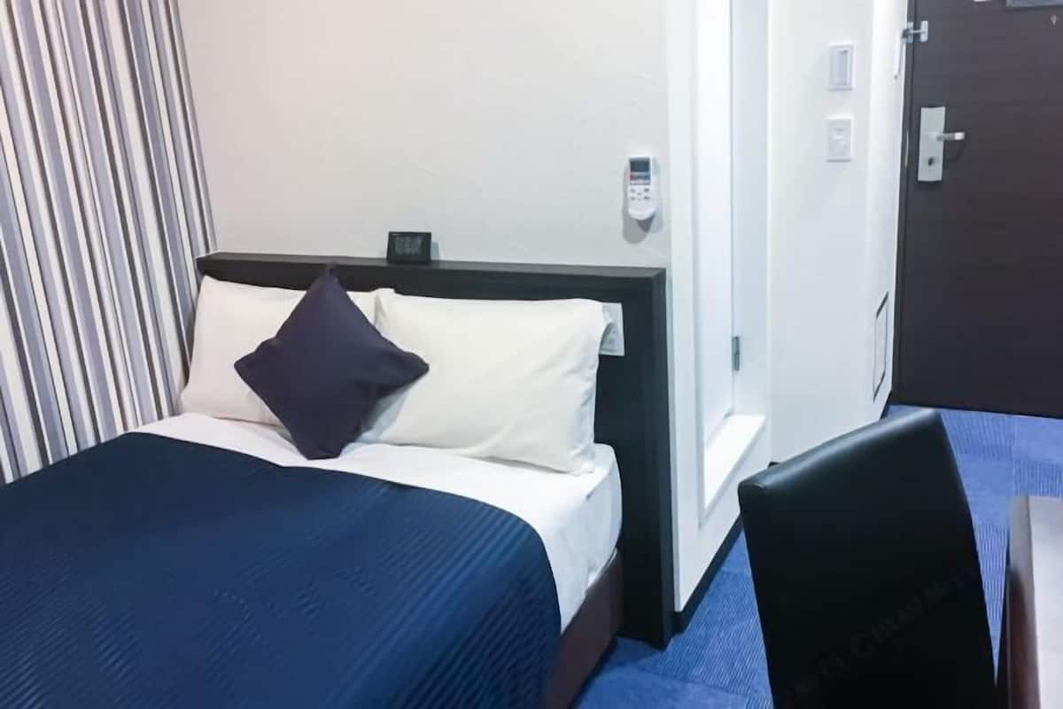 Een bureau, gratis wifi, individueel gedecoreerd, beddengoed
