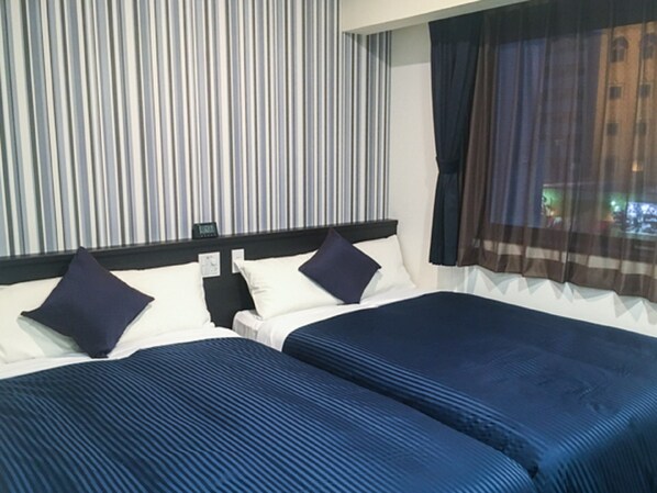 Decoración personalizada, escritorio, wifi gratis y ropa de cama 