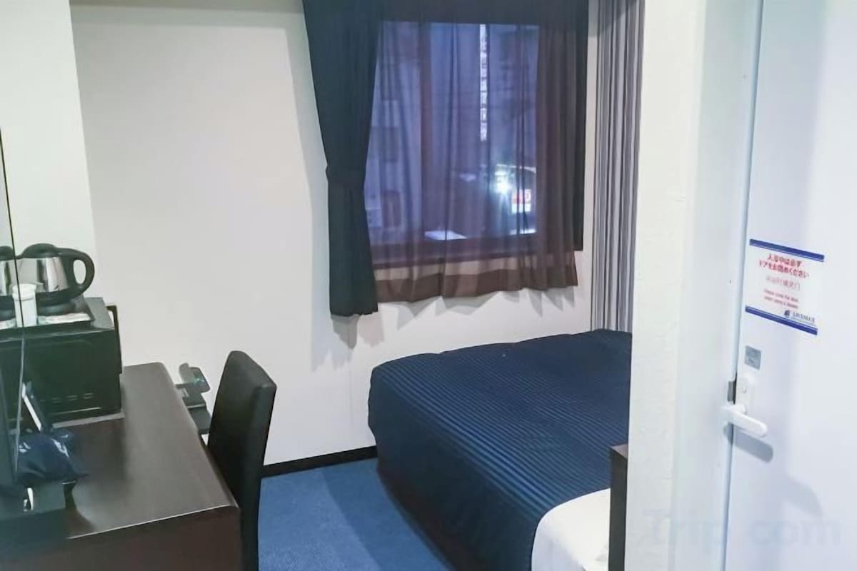 Desk, free WiFi, individually decorated, bed sheets
