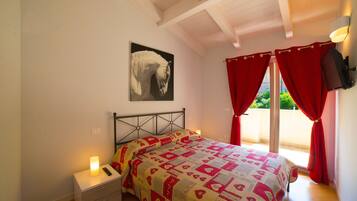 2 chambres, bureau, fer et planche Ă repasser, lit parapluie