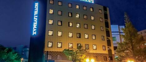 Un edificio de hotel de varios pisos con un letrero que dice 'HOTEL LIVERPOOL' y 'XIVETELLO'.